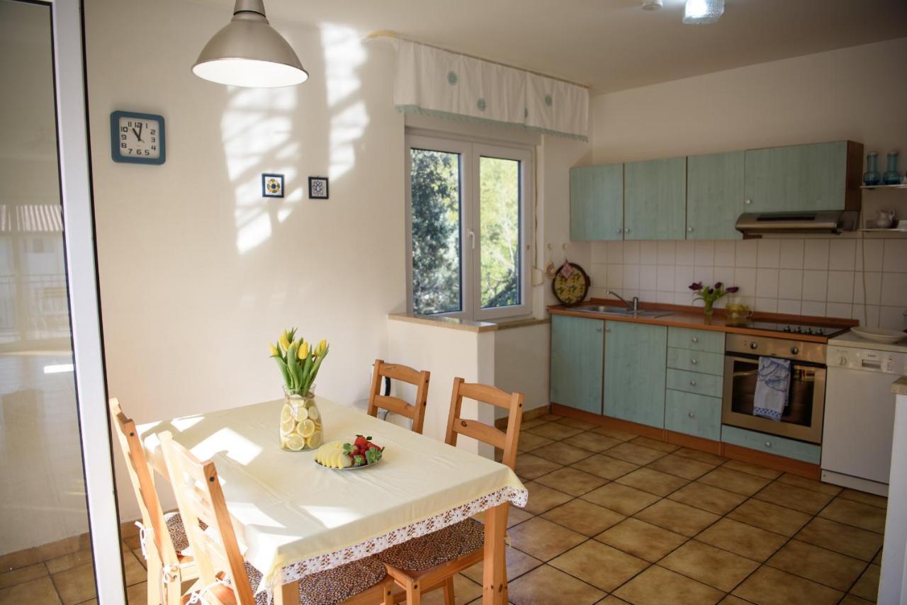 Villa Claudia Lemon Appartment Premantura Buitenkant foto